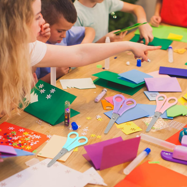 3 stk 5\" Sikkerhetssaks med avrundede spisser i rustfritt stål, komfortabelt mykt grep, skole, klasserom, små saks, assorterte farger for kunstforsyninger, kutting av papir