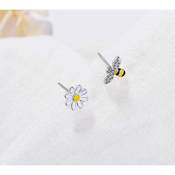Tiny Mini Bee Daisy Blomst Asymmetriske Ørestikker til Kvinder Teen Piger Følsomme Øre Mode