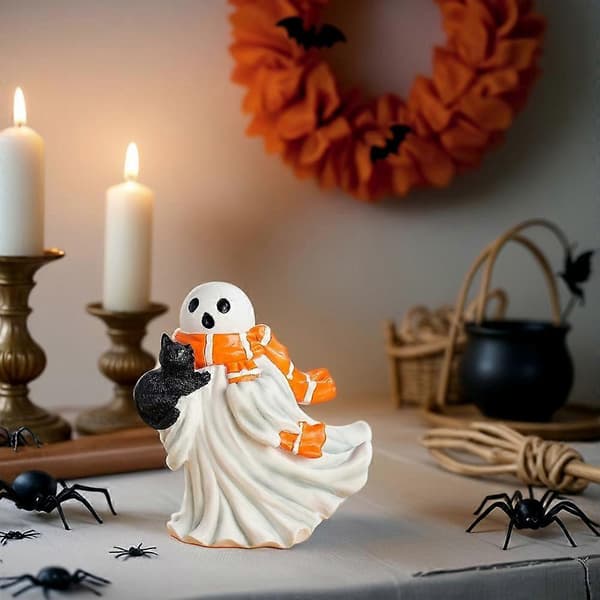 Söpö aave pitämässä kissanpentua Halloween-koristeita