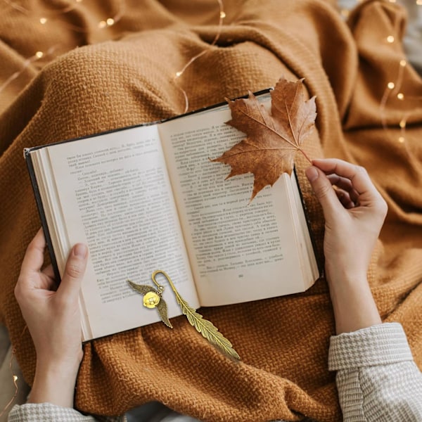 2 stk Harry Potter Gavebogmærker, Fjeder Bogmærke, Bogmærke med Hængende Gylden Snitch Bog Charm, Bogmærke Gave til Læsere og Bogelskere