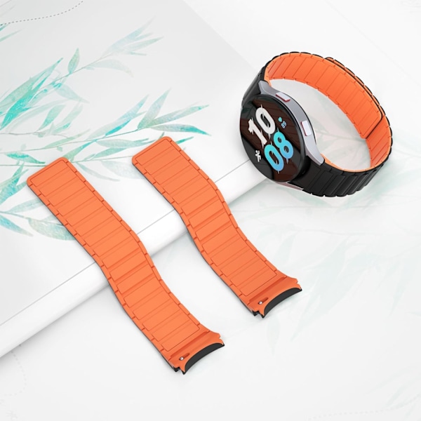 Blød rem kompatibel med Samsung Galaxy Watch 4/5/6 rem til kvinder og mænd, klassiske silikone sportsbånd med magnetisk lukning Black/Orange