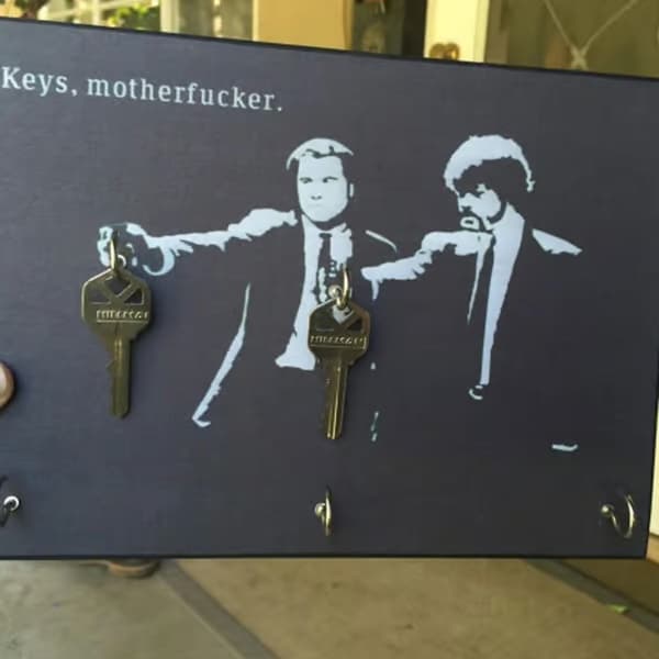 Pulp Fiction Nyckelhållare - Väggkonst i trä med krokar