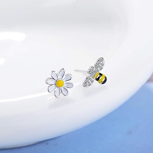 Små Mini Bee Daisy Blomster Asymmetriske Ørepynt for Kvinner Tenåringsjenter Følsomme Ører Mote