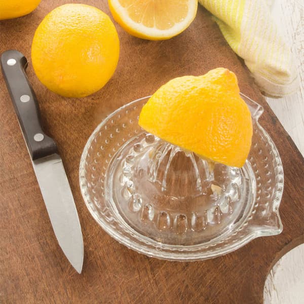 Tradisjonell sitron- og limepresse i glass
