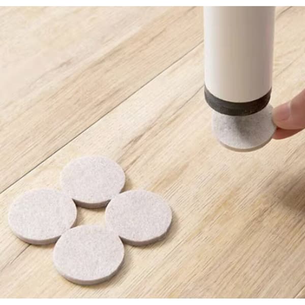 Vit filtskyddsdyna för stolsben. Bredd: 1,5 cm