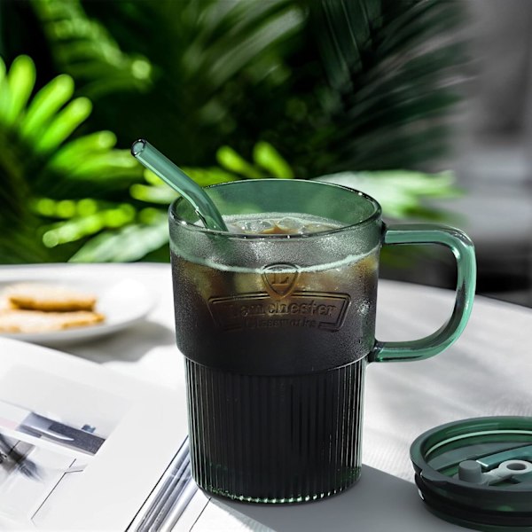 450 ml kannu kannella ja pillillä, jääkahvikannu pillillä ja kannella, 2 kpl vihreitä vesilaseja pillillä