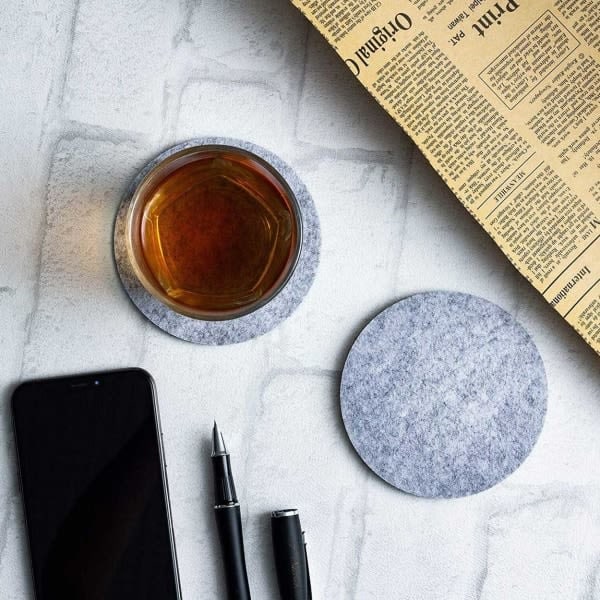 10-pak vendbare coasters i grå filt med grå holder