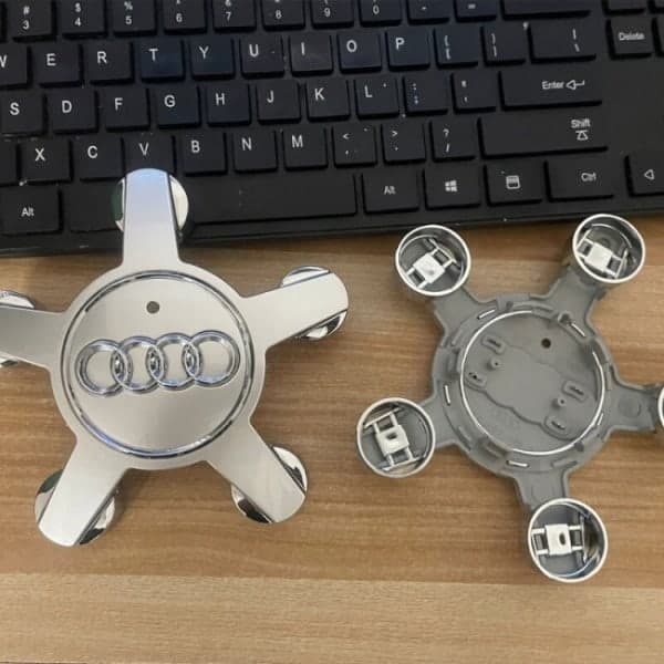 Sett med 4 emblem hjulkapsler, for 135 mm hjulkapsler for Audi