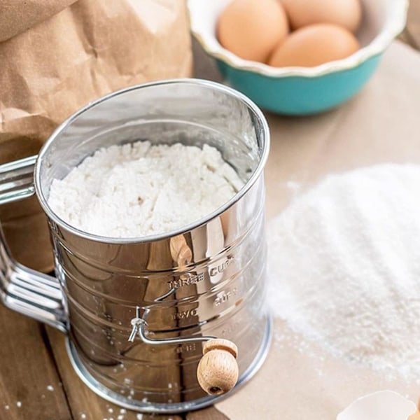 Melissig melsikt i rustfritt stål, hånddrevet melsikt med kopp og skala for baking og matlaging av tørre ingredienser