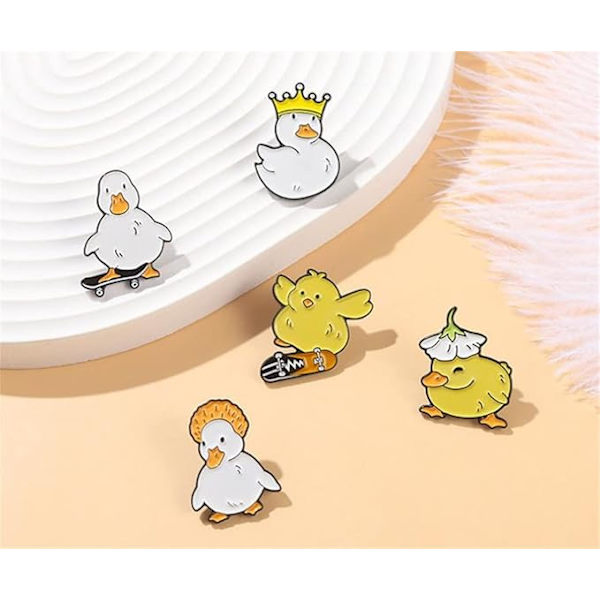 Söt tecknad djur anka emalj brosch krona liten gul anka skateboard rolig legering brosch märke kläder accessoarer smycken väska dekoration märke