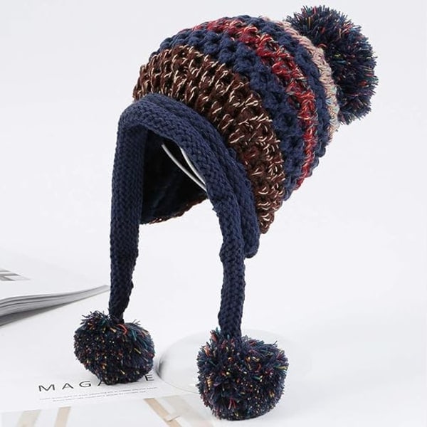 Vinterstrikket hue med øreklapper og pompon til kvinder