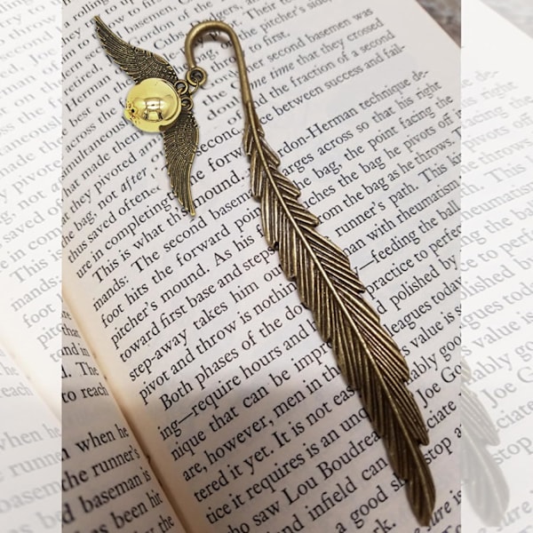 2 stk Harry Potter Gavebogmærker, Fjeder Bogmærke, Bogmærke med Hængende Gylden Snitch Bog Charm, Bogmærke Gave til Læsere og Bogelskere