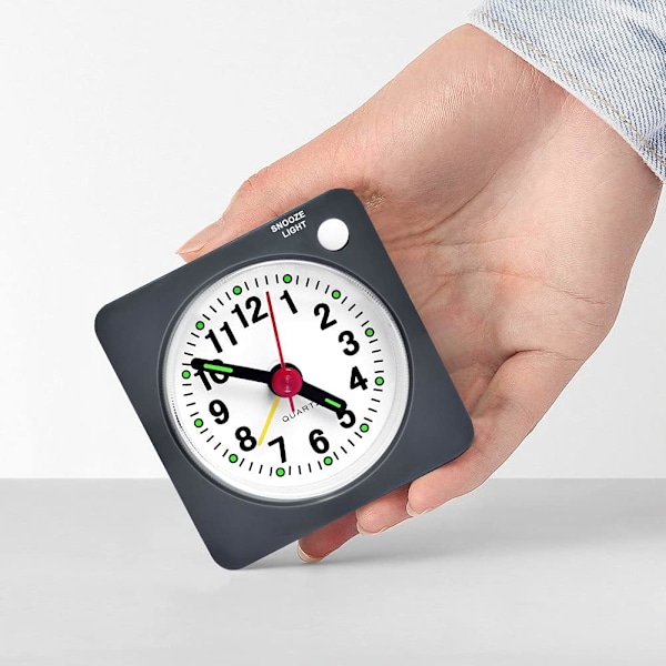 Liten reseväckarklocka Väckarklockor Sängbord Icke tickande Batteridriven Lätt Tyst klocka Tyst analog klocka med snooze Nattlampa