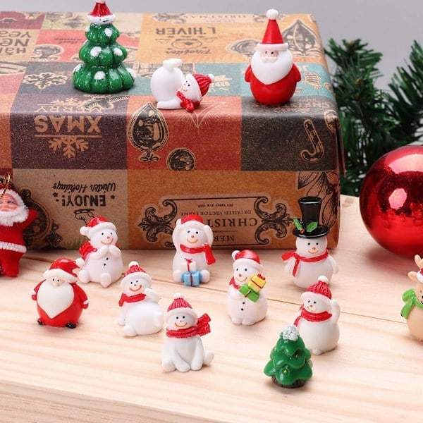 12 stk. miniatyr julepynt i resin - snømenn, reinsdyr, julenissen - juletre for håndverk, snøkuler, eventyrhage, dukkehusdekorasjon