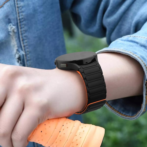 Blød rem kompatibel med Samsung Galaxy Watch 4/5/6 rem til kvinder og mænd, klassiske silikone sportsbånd med magnetisk lukning Black/Orange