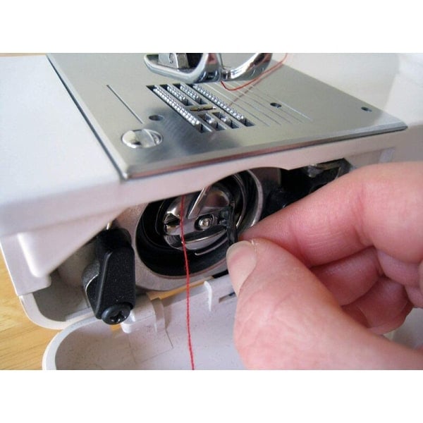 MSBD Set med 10 Metalliska Symaskinsundertrådsrullar + 2 Undertrådsrullehållare för Toyota, Brother Janome, Elna, Bernina, Singer Maskiner