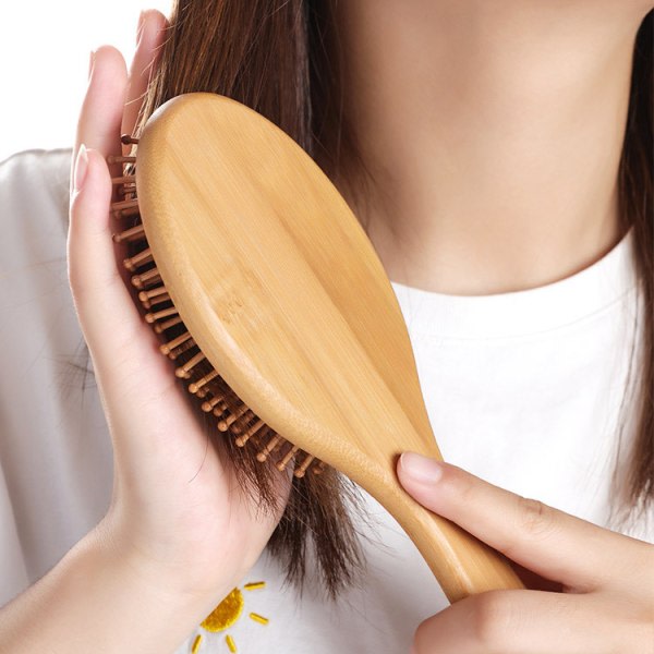 Oval - massageborste for hårbotten i bambu, ergonomisk håndtag og kam