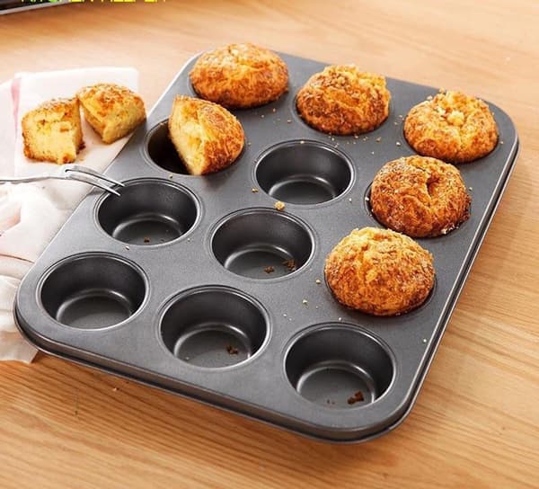 Sæt med 2 store non-stick muffinforme til cupcakes, brownies, kager og buddinger - 35,5 x 26,5 x 2,7 cm - sort