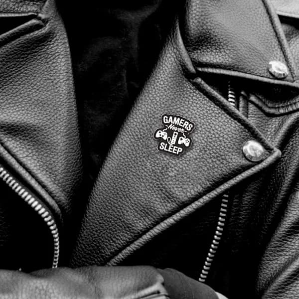 Gaming-broche: Dekorer tøj og tasker, stilrent design Sort