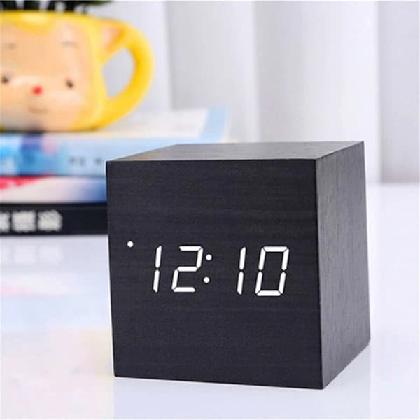 LED Digital Väckarklocka Träkube Röstaktiverad 3 Larm för Sovrum Hemmakontor Svart 6x6x6cm