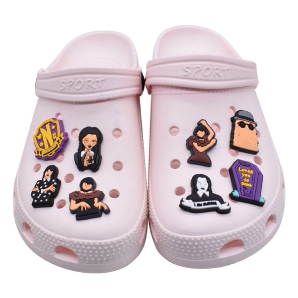 26ST Croc Charms keskiviikko Addams Kengän koristeet Sarjakuva Lisävarusteet Clog Sandaalit Rannekoru Rannekoru