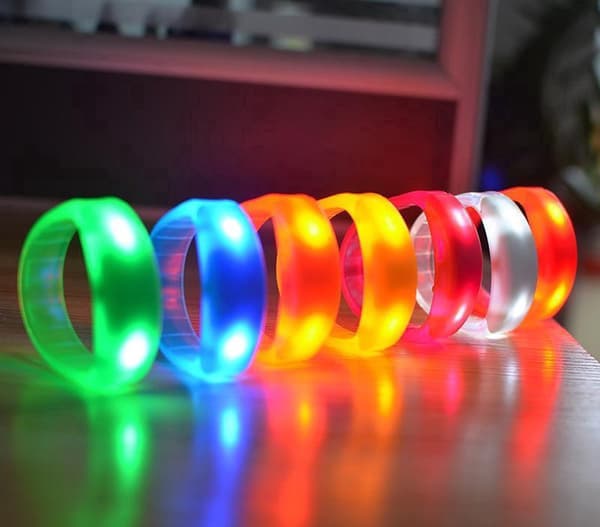 Vitt LED-discoband – musikaktiverad ljudkontroll, lyser i mörkret för fester