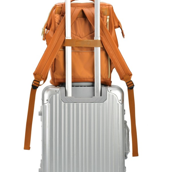 Vaihtolaukku nahkaisessa repussa kannettavan tietokoneen lokerolla Travel