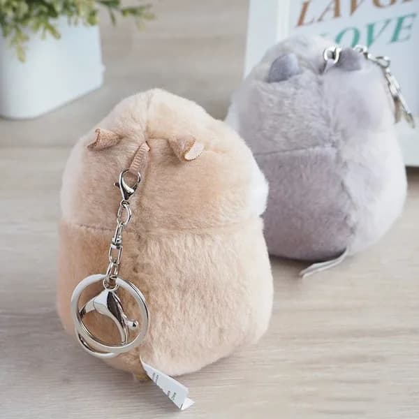 Setti, jossa 2 suloista hamsteripehmolelu-avaimenperää, täytetty eläin avaimenperäkoru