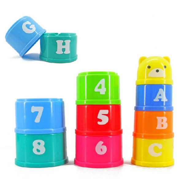 Stapla leksaker, koppar i olika färger, björnnummer och bokstäver som staplar leksaker