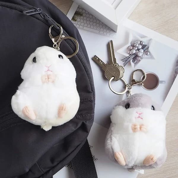 Setti, jossa 2 suloista hamsteripehmolelu-avaimenperää, täytetty eläin avaimenperäkoru