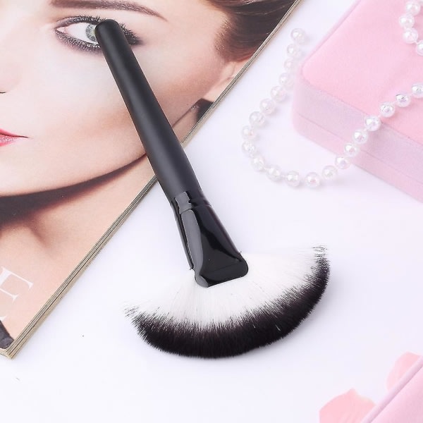 Fashion Makeup Large Fan Blush Face Powder Foundation Cosmetic Brush