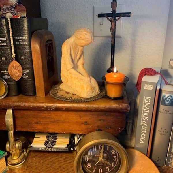 Sød time til bøn, smuk håndlavet inspirerende skulptur af en kvinde, der beder, Praying Hands Staty