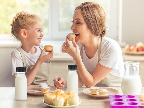 Minijuiceflaskor, 10-pack PET återanvändbara läckagesäkra flaskor med svarta lock för juicer, milkshakes, smoothies, resor, 120 ml klar