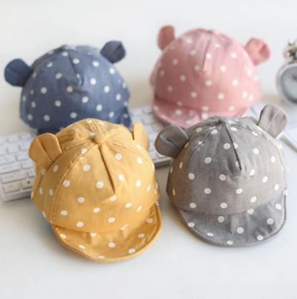Babyhatt med öron och vita prickar - gul