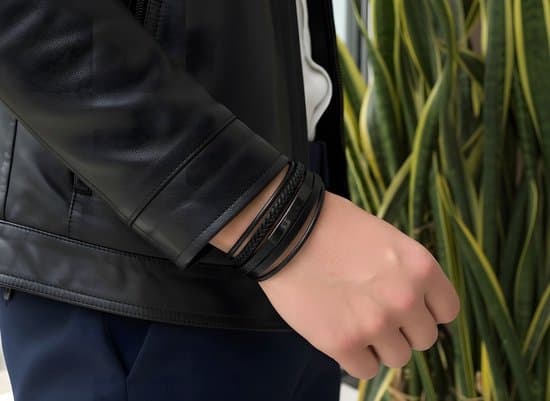 Sort læderarmbånd til mænd med magnetlås, justerbart 19,5–21 cm, minimalistisk stil, gave til ham, Mauro Vinci