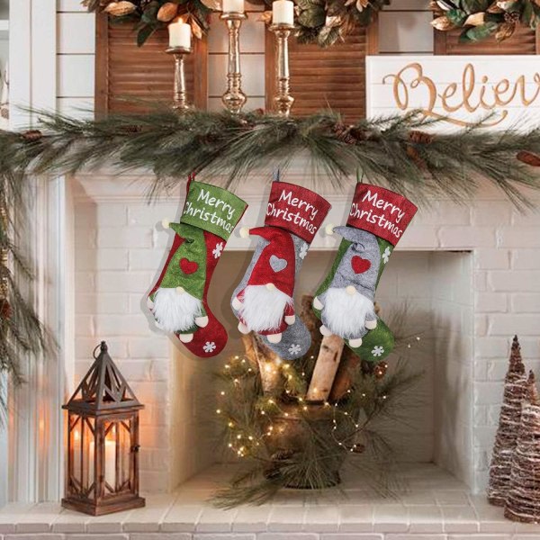Heyone julstrumpor, 18 tum med handgjorda plysch Tomte Gnomes, for julekorationer for fritidshus, 3-pack, rød grøn grå
