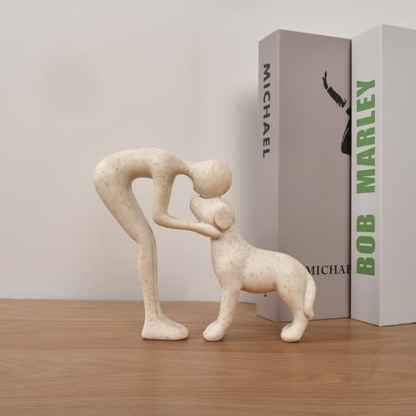 Abstrakt figur Mann og hund - Harpiksdekorasjon - Minnegave til hundeelskere - Beige