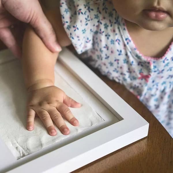 Babyfotoram i presentförpackning – gipsavgjutning lertryck för fot/hand, babyshowerpresent