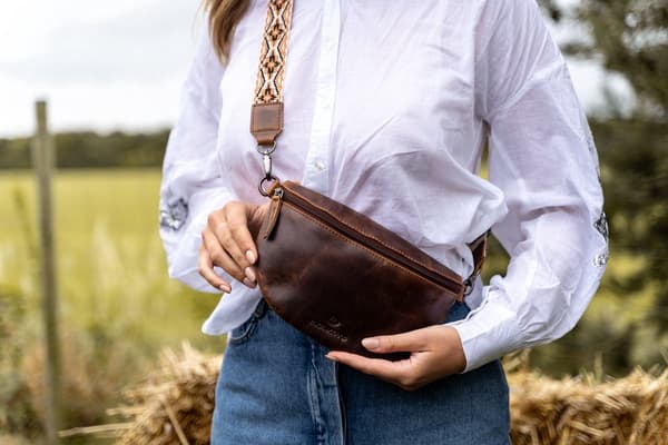 Micmacbags midjeväska i läder, crossbody-väska för kvinnor med justerbar boho-gitarrrem, 2-i-1 midjeväska, brun