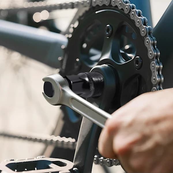 Bottom bracket puller for square and spline cranks, durable and compact