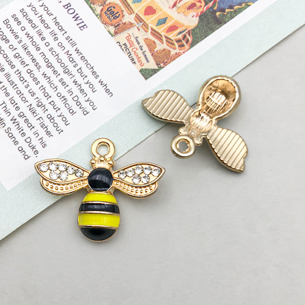 12 kpl Alloy Enamel Bi Charms Riipus Korut Hyönteis Metalliriipukset Helmet DIY Kaulakoruihin Rannekoruihin Korvakoruihin