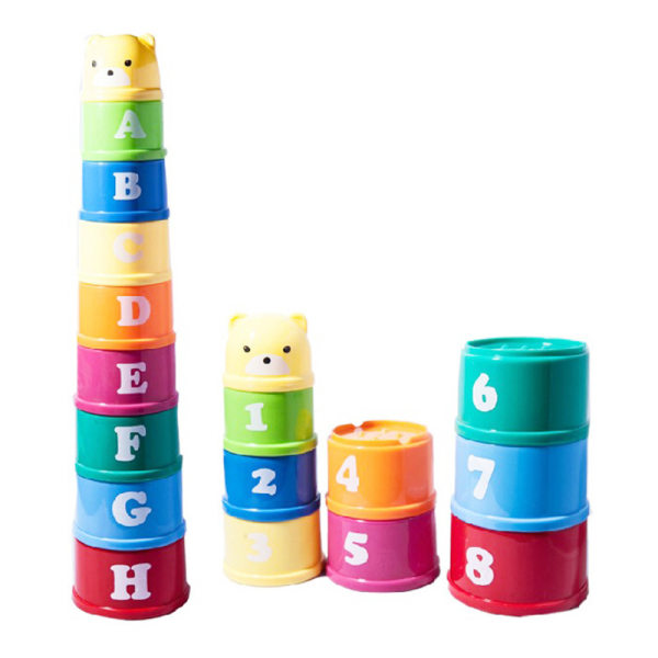 Stapla leksaker, koppar i olika färger, björnnummer och bokstäver som staplar leksaker