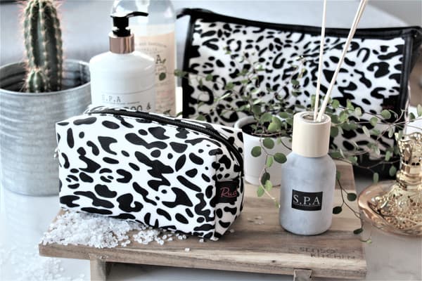 Stor og lille toilettaske i en pakke til makeup