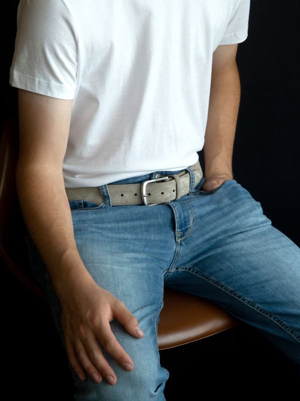 Herrbälte i mocka, taupe med silverfärgat spänne, 4 cm brett vardagsbälte för jeans, chinos och byxor, storlek 105