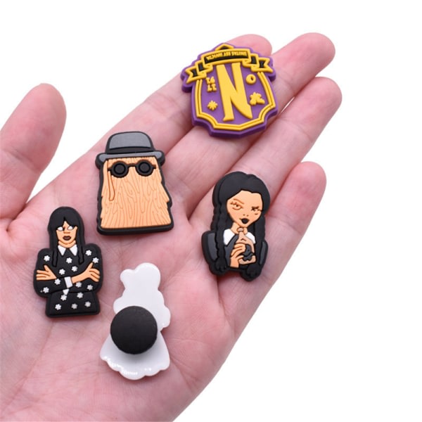 26ST Croc Charms keskiviikko Addams Kengän koristeet Sarjakuva Lisävarusteet Clog Sandaalit Rannekoru Rannekoru