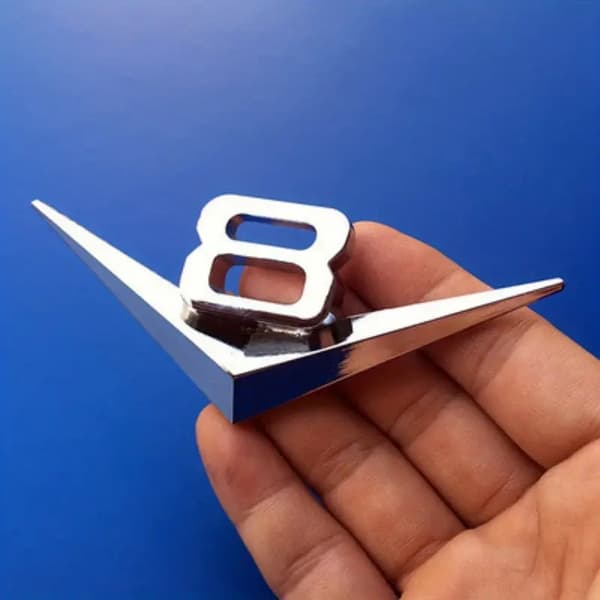Emblem V8 krom 10,5 x 4 cm 1st