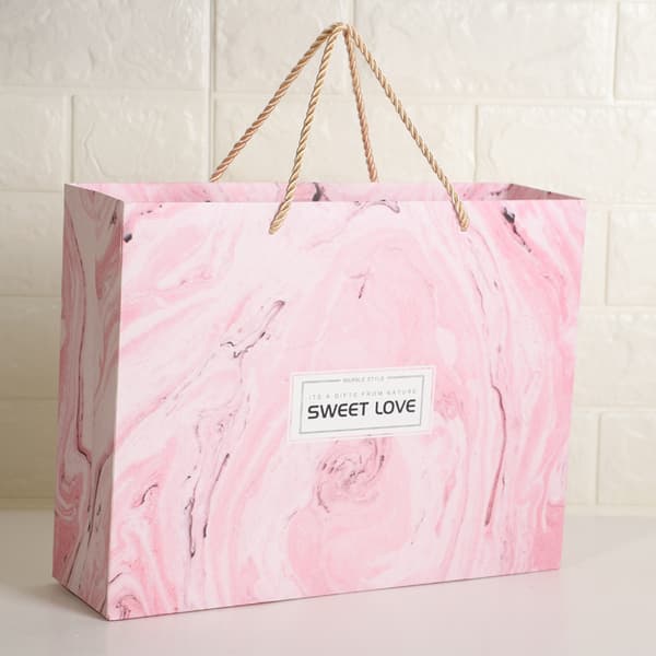 Presentförpackning med rosett och magnetlås
