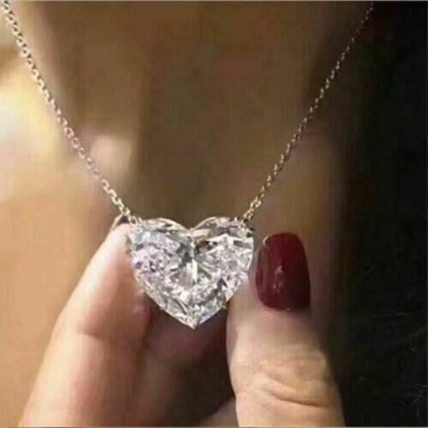 Fashion Silver Plated Hjärtformad Hänge Halsband Kvinnor Simulerad Safir