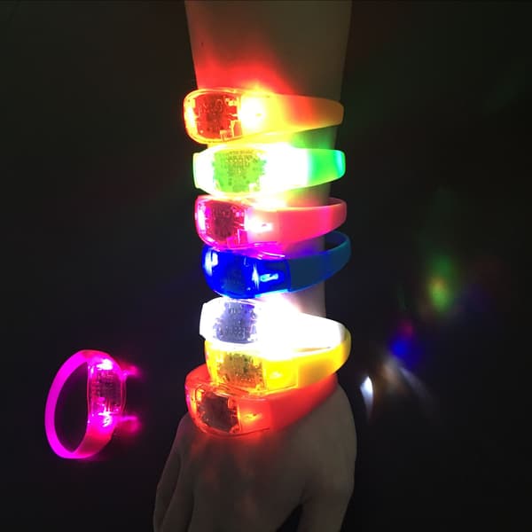 LED-armbåndspakke – 6 interaktive lysarmbånd Tilfældig farve