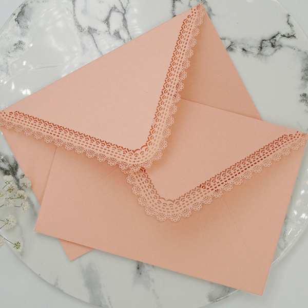 9 triangulära kuvert med snidade spetsbröllopsinbjudningar